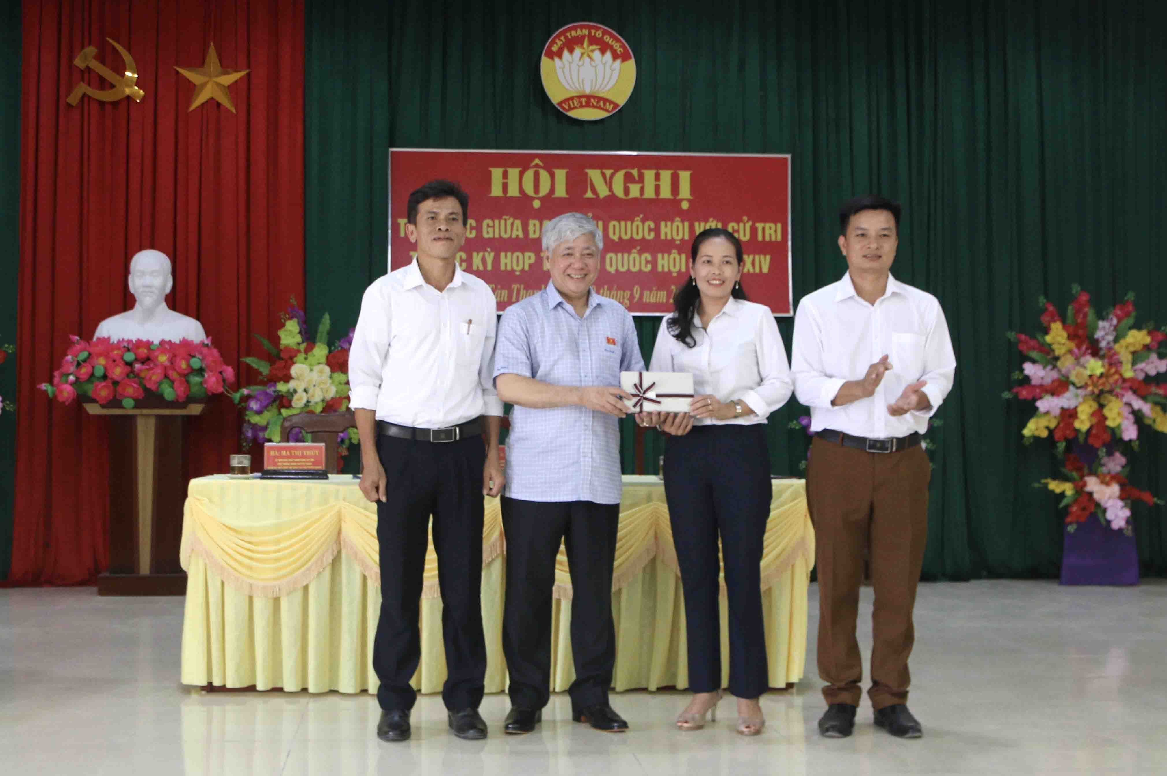 Thay mặt đoàn ĐBQH tỉnh Tuyên Quang, Bộ trưởng, Chủ nhiệm UBDT Đỗ Văn Chiến trao tặng quà cho xã Tân Thanh.