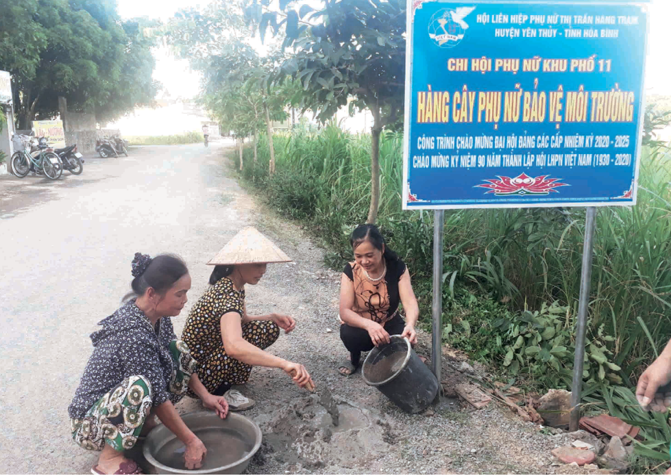Phụ nữ thị trấn Hàng Trạm (Yên Thủy) chỉnh trang đường làng ngõ xóm.
