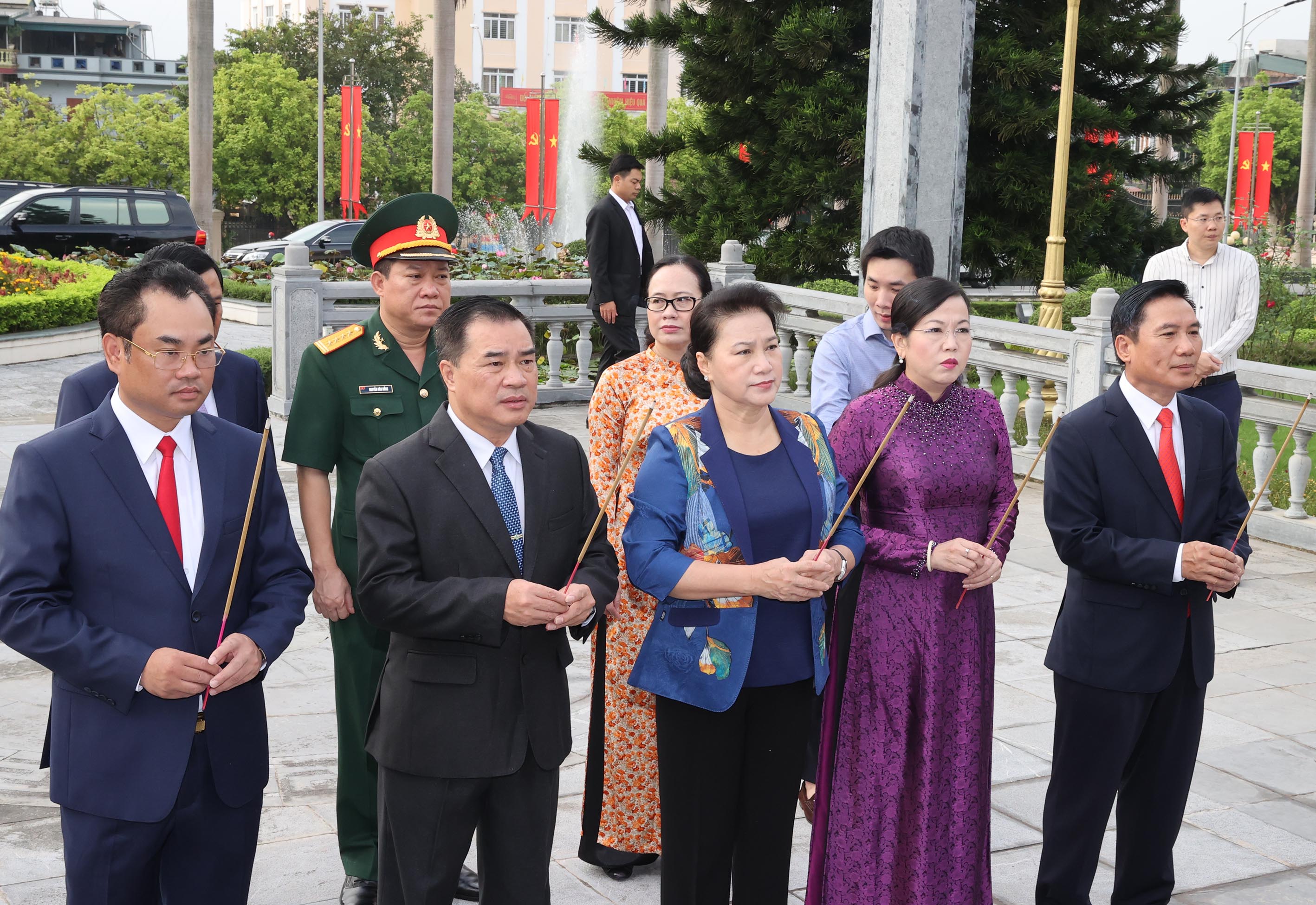 Chủ tịch Quốc hội Nguyễn Thị Kim Ngân và các đại biểu dự Đại hội đã dâng hương tưởng niệm Chủ tịch Hồ Chí Minh tại Nhà truyền thống Tỉnh ủy Thái Nguyên