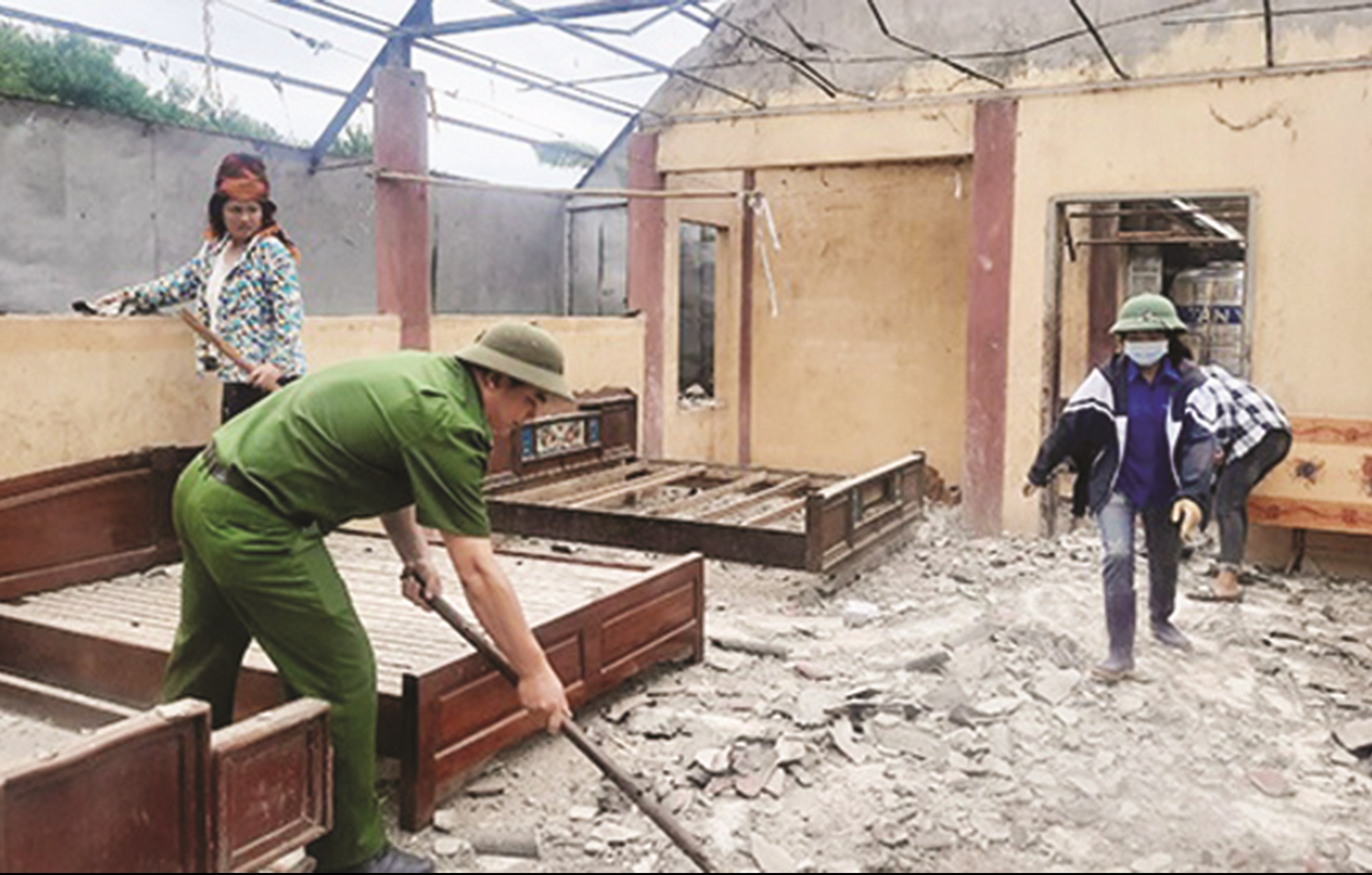 Lực lượng tại chỗ giúp các hộ dân khắc phục hậu quả do động đất xảy ra cuối tháng 7/2020 tại xã Tân Lập, huyện Mộc Châu (Sơn La