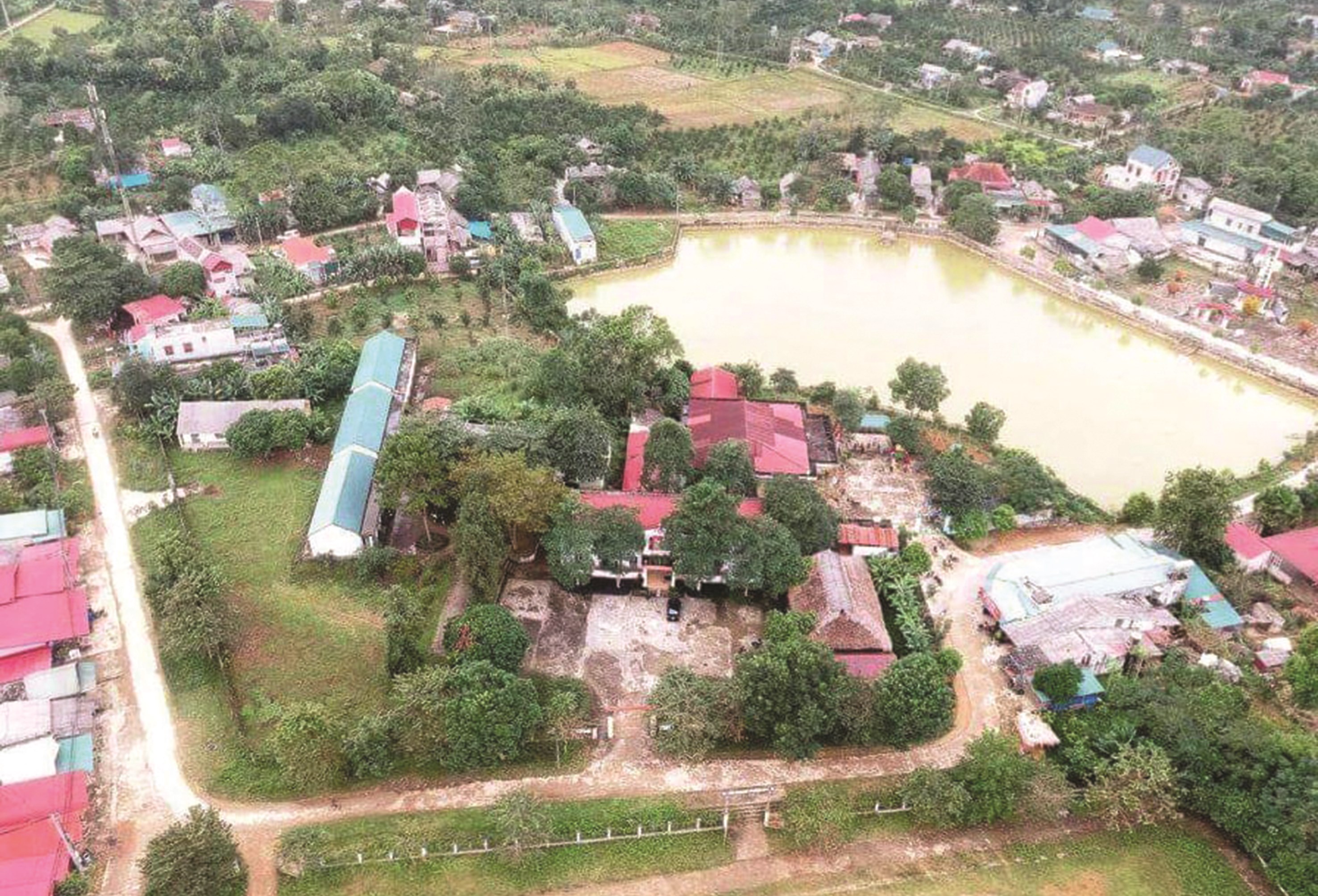 Một góc của làng tỷ phú Vĩnh Sơn.