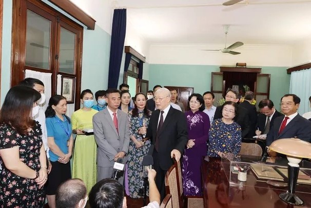 Tổng Bí thư, Chủ tịch nước Nguyễn Phú Trọng nói chuyện với cán bộ, nhân viên Khu Di tích. Ảnh: TTXVN