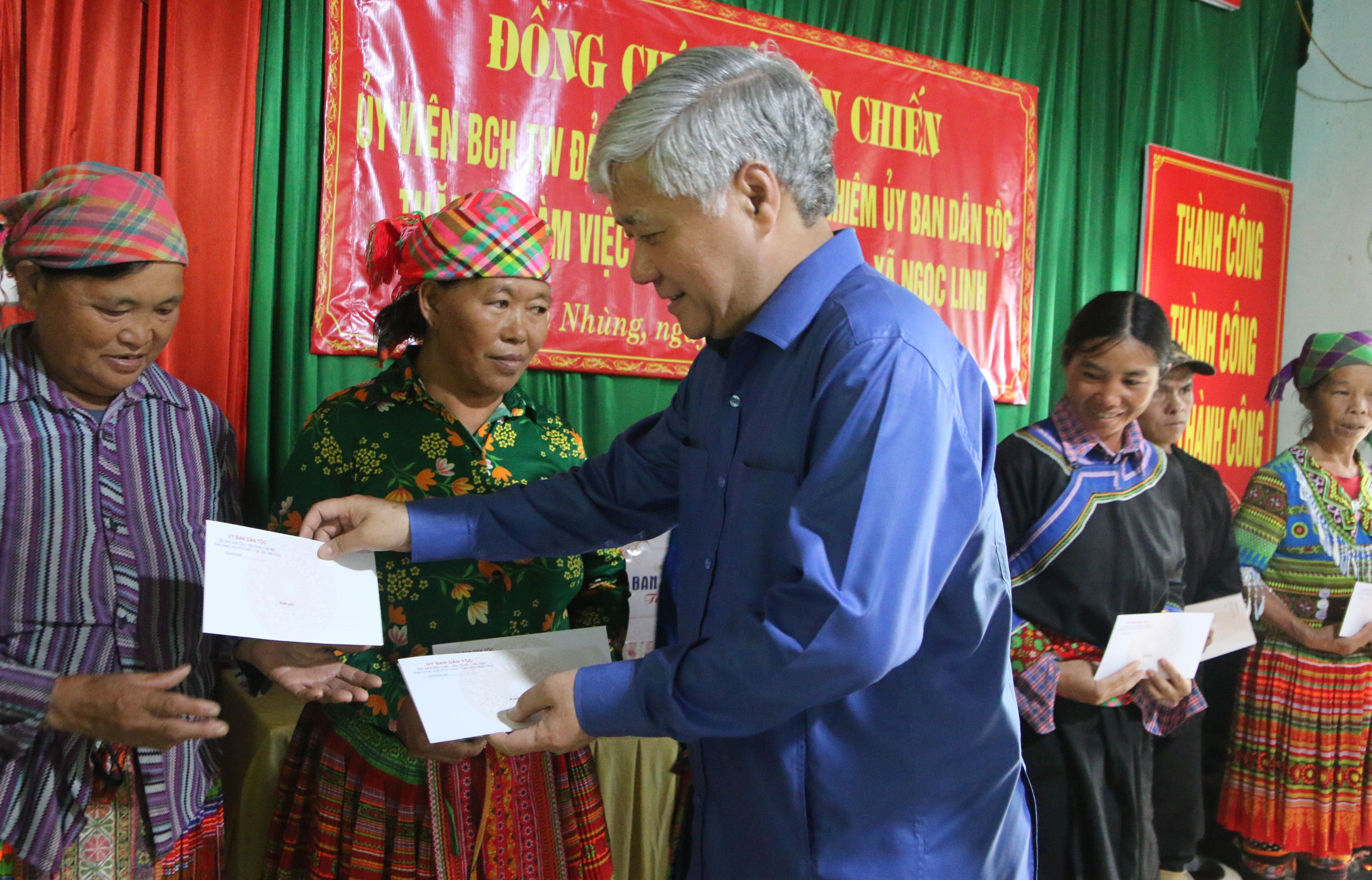 Bộ trưởng, Chủ nhiệm UBDT Đỗ Văn Chiến tặng quà các hộ nghèo xã Ngọc Linh, huyện Vị Xuyên, tỉnh Hà Giang.
