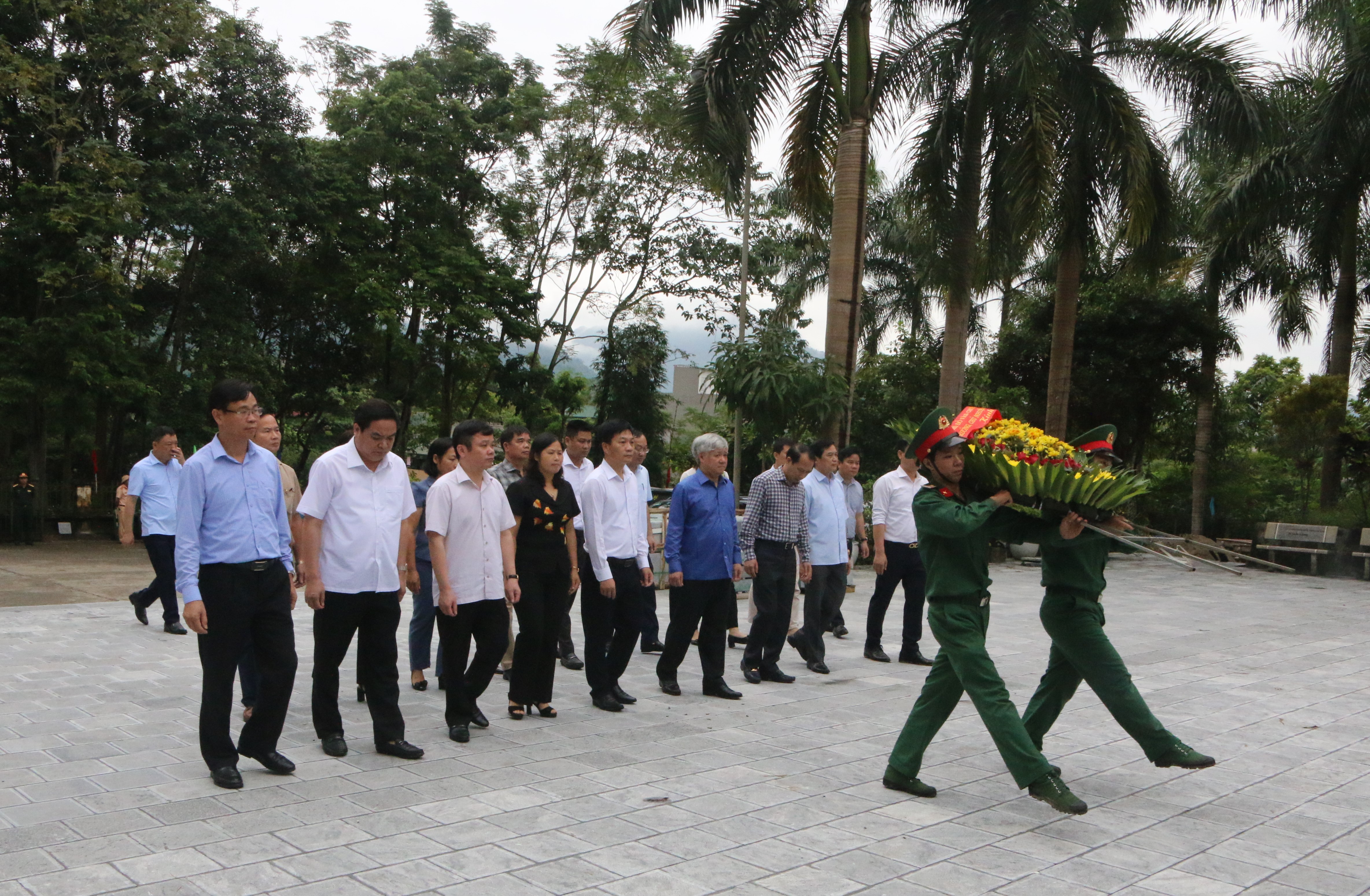 Bộ trưởng, Chủ nhiệm UBDT Đỗ Văn Chiến và Đoàn công tác viếng các anh hùng liệt sỹ tại Nghĩa trang Liệt sỹ Quốc gia Vị Xuyên. 