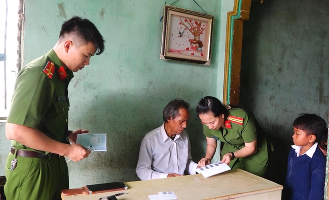 Thiếu tá Trương Thị Hoài Phương cùng đồng đội tới nhà dân thực hiện cấp đổi CMND cho bà con.