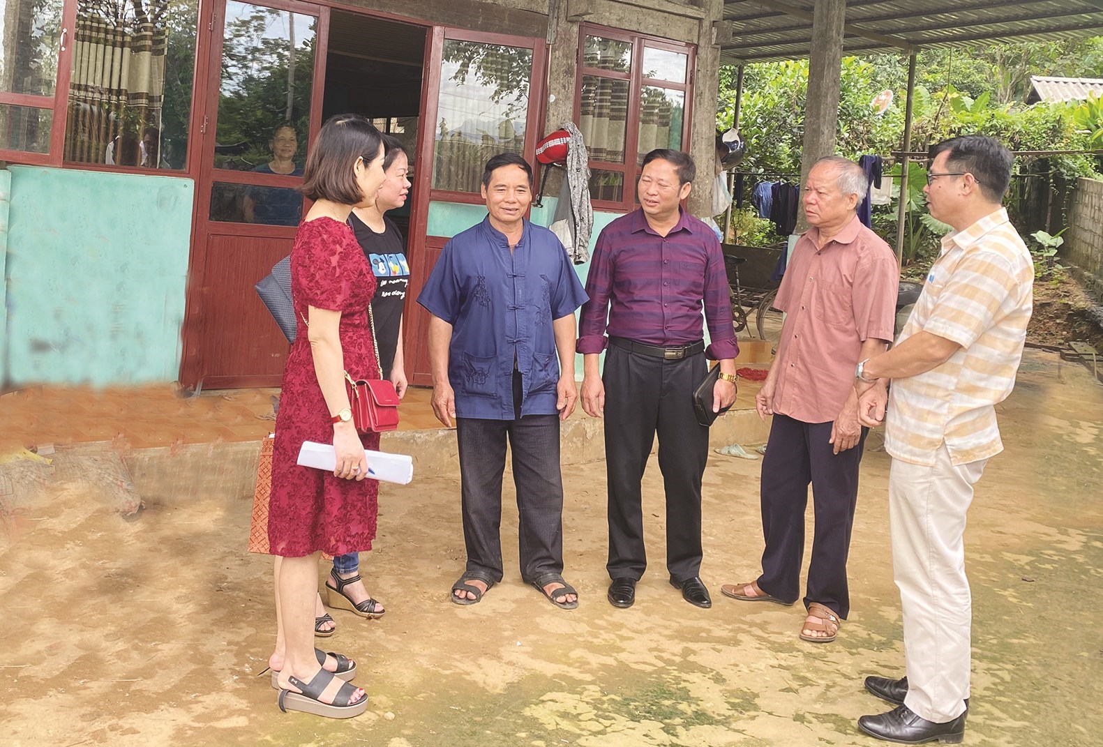 Ông Nguyễn Văn Phong, Phó Tổng Biên tập Báo Dân tộc và Phát triển (ngoài cùng bên phải) và Đoàn công tác của Báo thăm hỏi, trò chuyện với Người có uy tín tiêu biểu trong đồng bào DTTS tỉnh Hòa Bình
