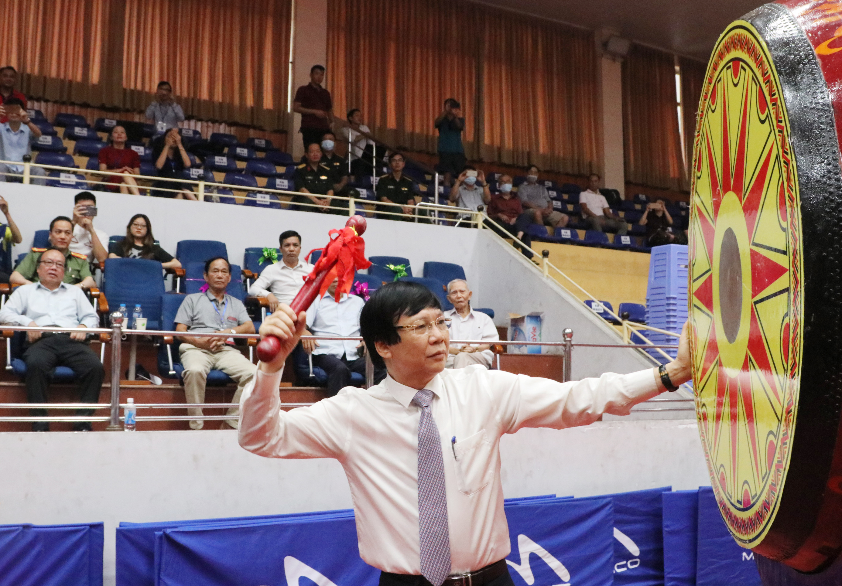 Ông Hồ Quang Lợi, Phó Chủ tịch Thường trực Hội Nhà báo Việt Nam đánh trống khai mạc giải đấu