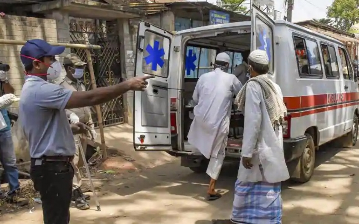 Xe cấp cứu để chở bệnh nhân Covid-19 tại Ấn Độ. Ảnh: PTI.