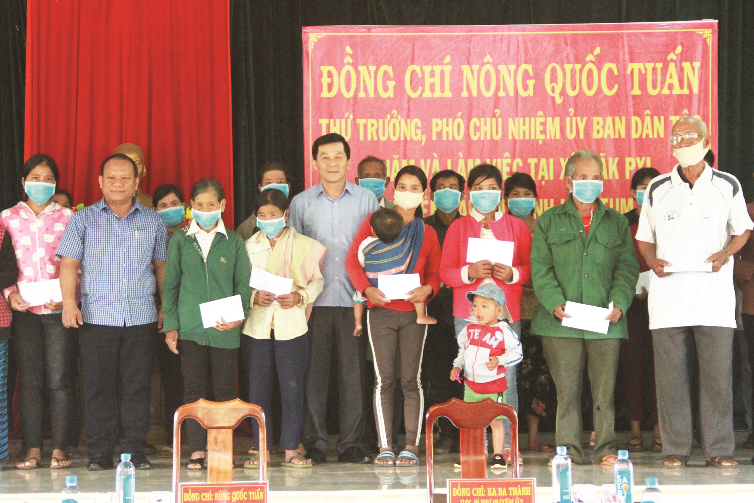Thứ trưởng, Phó Chủ nhiệm UBDT Nông Quốc Tuấn tặng quà cho đồng bào DTTS khó khăn tại xã Đăk Pxi