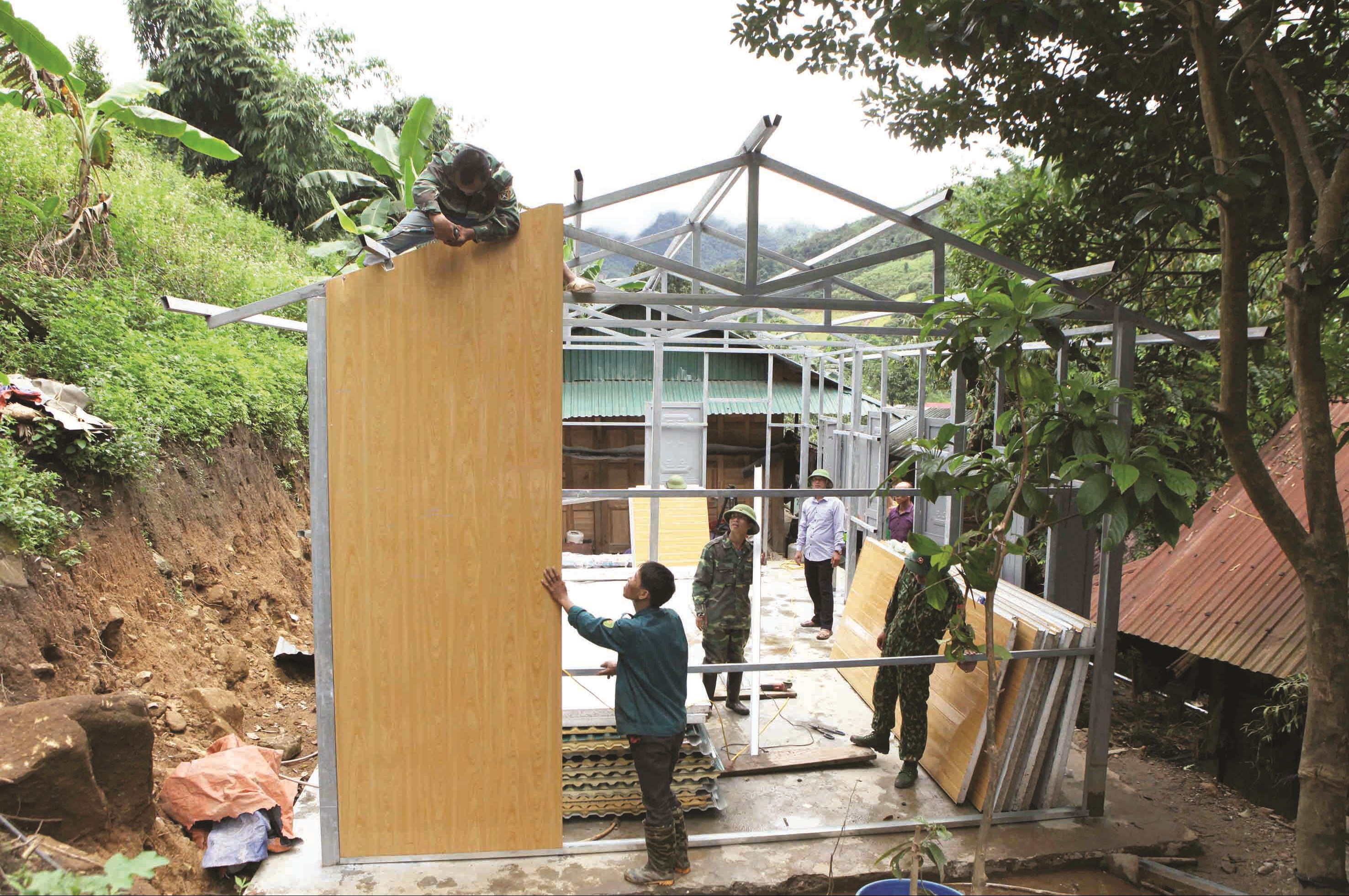 Các lực lượng chức năng đang khẩn trương thi công hoàn thành toàn bộ gần 1.000 ngôi nhà cho các hộ nghèo.