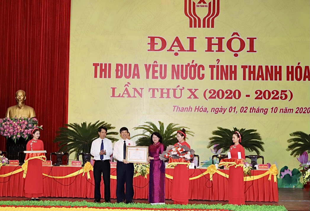 Phó Chủ tịch nước Đặng Thị Ngọc Thịnh trao Huân chương Lao động cho các cá nhân có thành tích xuất sắc trong công tác, giai đoạn 2015-2020