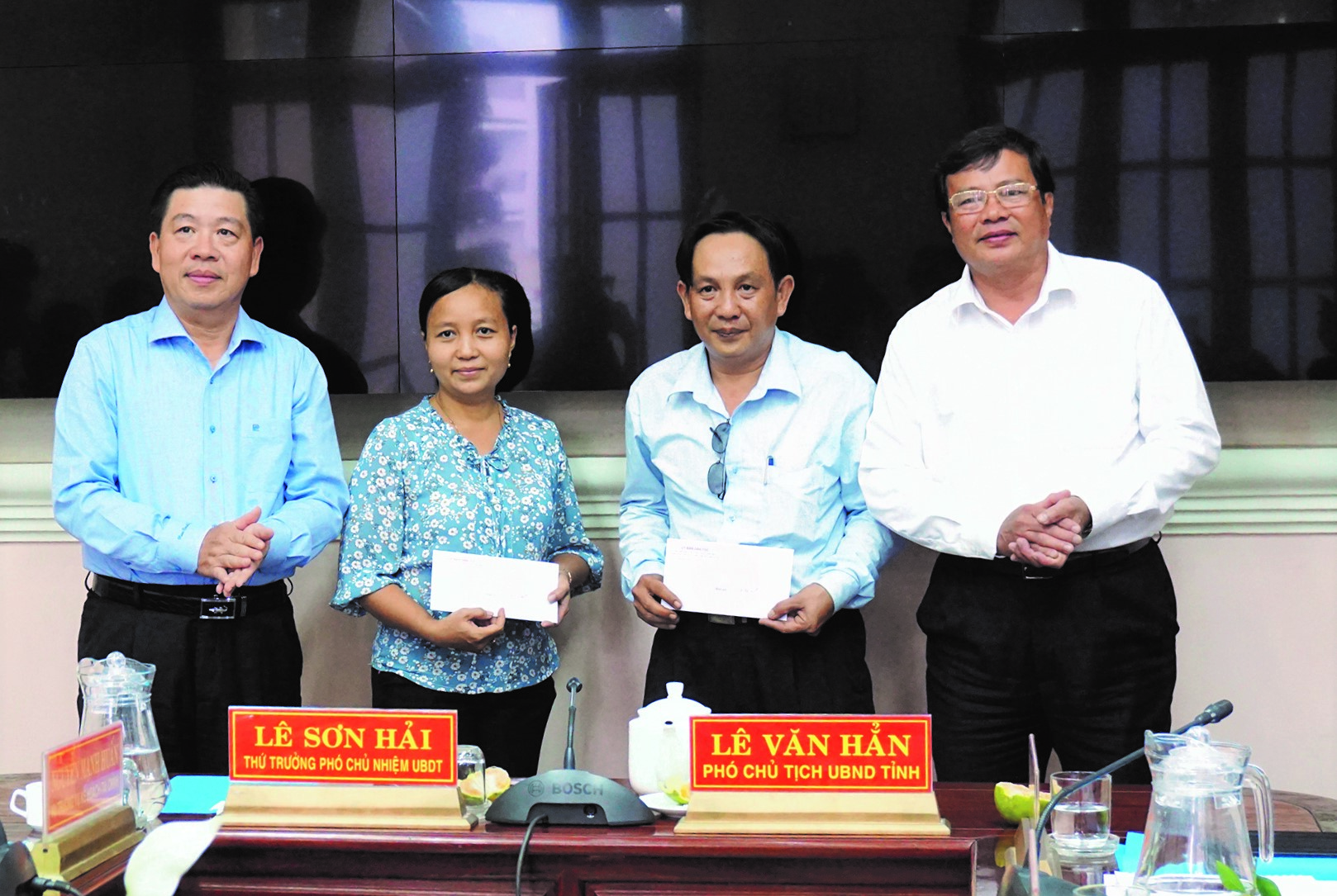 Thứ trưởng Lê Sơn Hải và ông Lê Văn Hẳn, Phó Chủ tịch tỉnh Trà Vinh trao quà cho 2 tập thể 