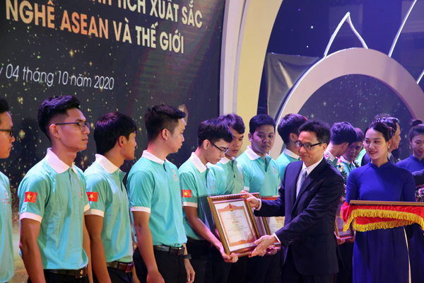 Phó Thủ tướng Vũ Đức Đam trao Bằng khen Thủ tướng Chính phủ cho các thí sinh có thành tích xuất sắc tại kỳ thi jyx năng nghề ASEAN và thế giới. Ảnh: VGP/Đình Nam