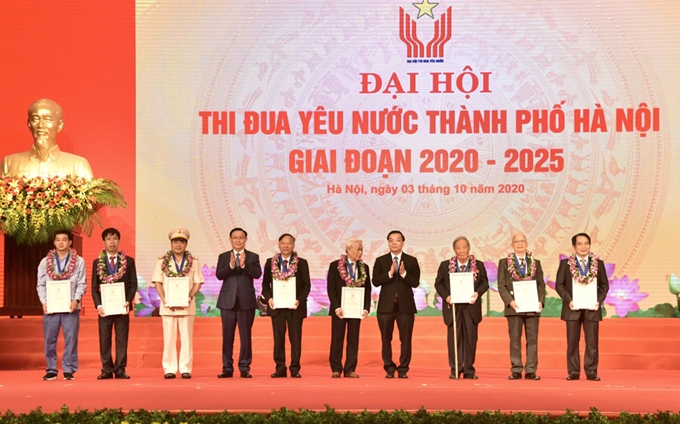 Bí thư Thành ủy Hà Nội Vương Đình Huệ và Chủ tịch UBND TP Hà Nội Chu Ngọc Anh trao danh hiệu "Công dân Thủ đô ưu tú" năm 2020 cho các cá nhân.