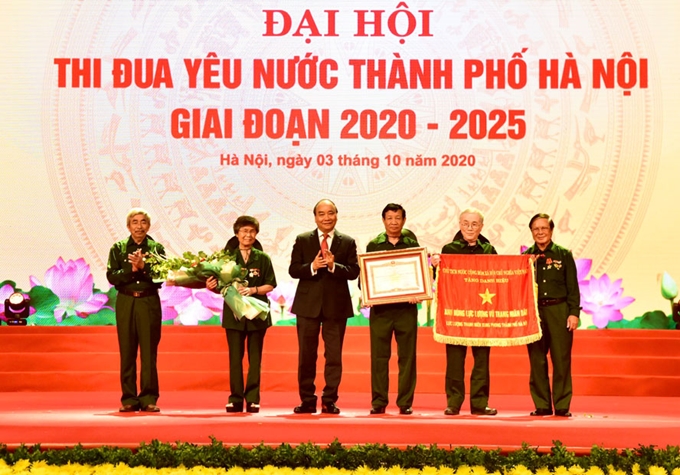 Thủ tướng Chính phủ Nguyễn Xuân Phúc trao danh hiệu “Anh hùng Lực lượng vũ trang nhân dân” cho Hội Cựu thanh niên xung phong thành phố Hà Nội.