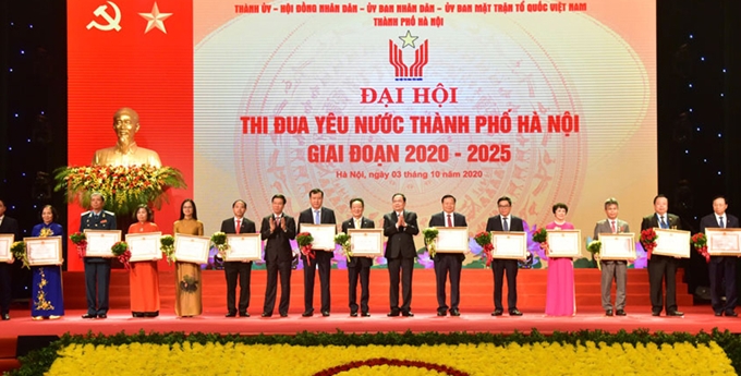 Trưởng ban Tuyên giáo Trung ương Võ Văn Thưởng và Chủ tịch Ủy ban Trung ương MTTQ Việt Nam Trần Thanh Mẫn trao các danh hiệu cho các tập thể. 