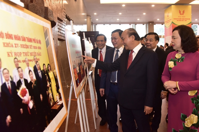 Thủ tướng Nguyễn Xuân Phúc và các đồng chí lãnh đạo Trung ương và TP Hà Nội tham quan triển lãm về các phong trào thi đua yêu nước TP Hà Nội giai đoạn 2015-2020.