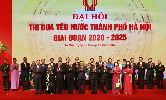 Thủ tướng Nguyễn Xuân Phúc cùng các đồng chí lãnh đạo Trung ương và TP Hà Nội chúc mừng các đồng chí được bầu đi dự Đại hội thi đua yêu nước toàn quốc. 