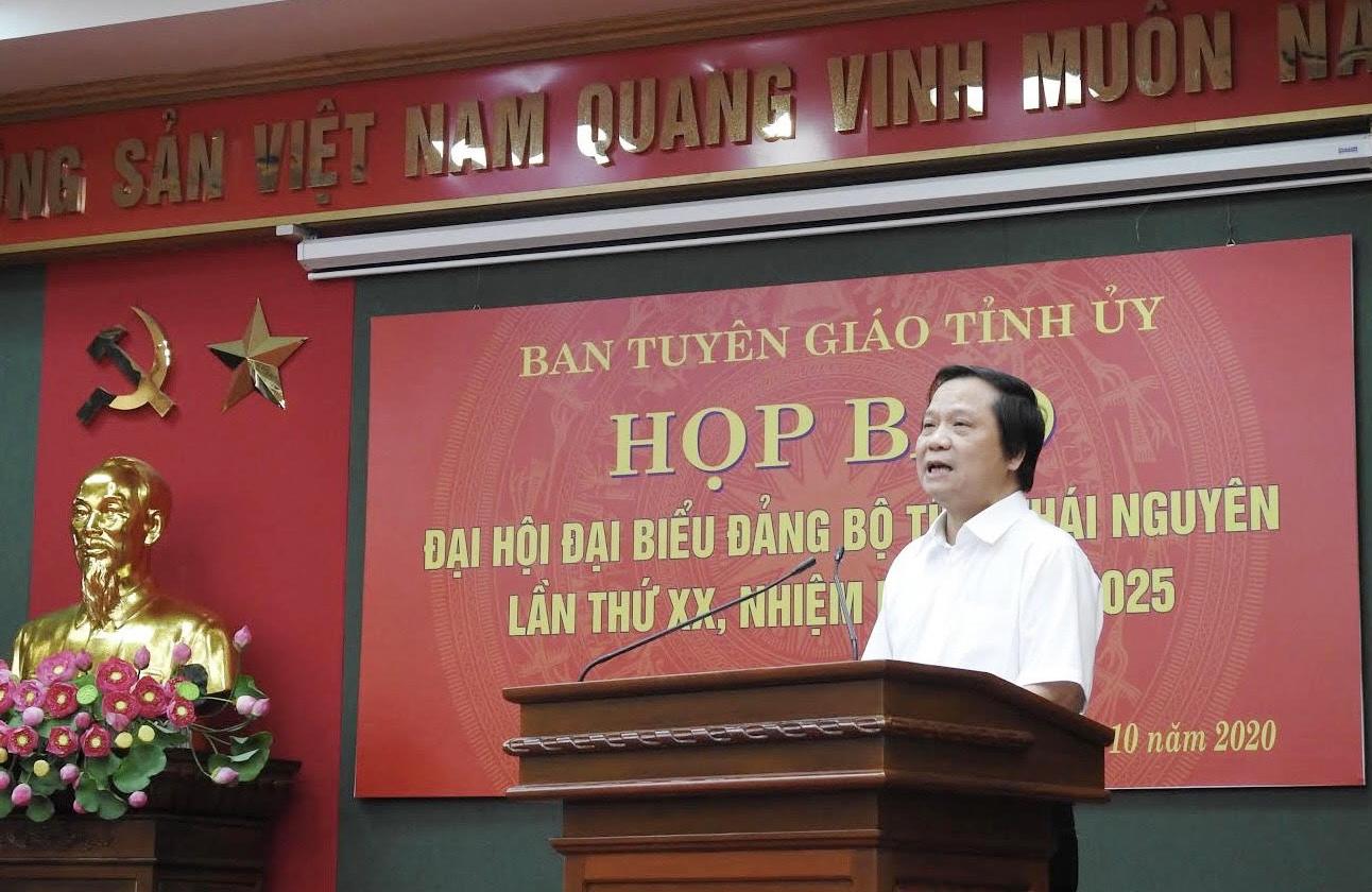 Đồng chí Lê Văn Tuấn- Trưởng Ban Tuyên giáo Tỉnh ủy phát biểu tại buổi họp báo