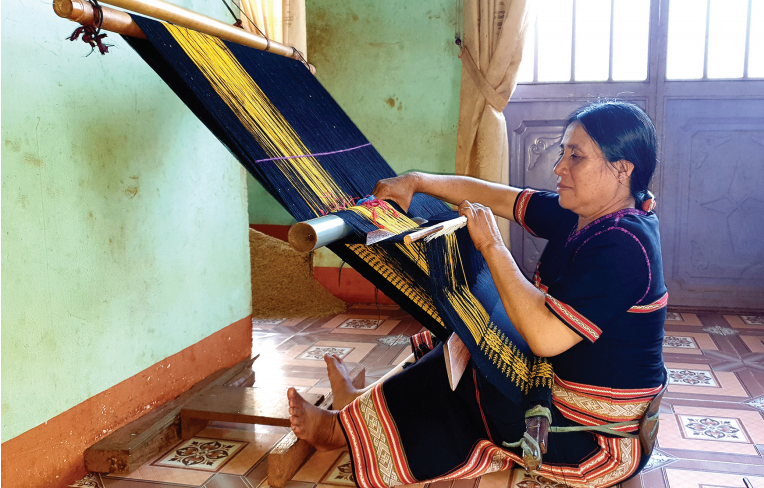 Bà Mlốp là gương sáng điển hình trong việc gìn giữ nghề dệt thổ cẩm truyền thống