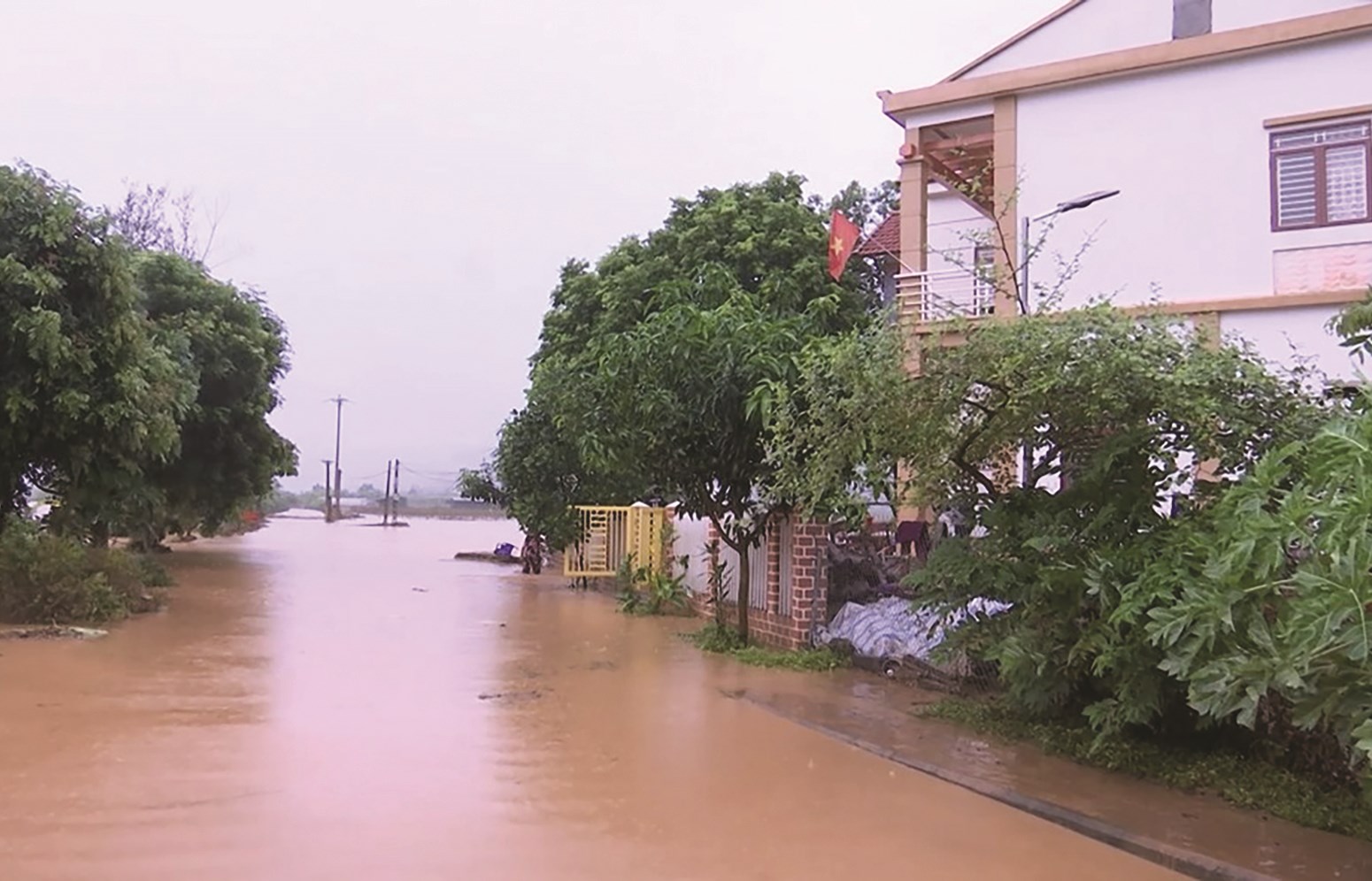 Mưa lớn gây ngập sâu nhiều điểm trên địa bàn huyện Bát Xát