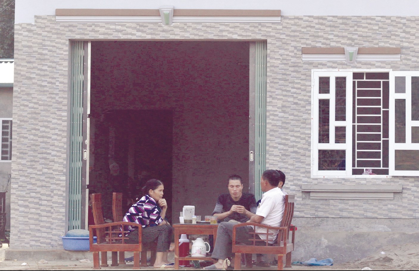 Người có uy tín ở Tân Lạc đến nhà nắm bắt tâm tư nguyện vọng của người dân.