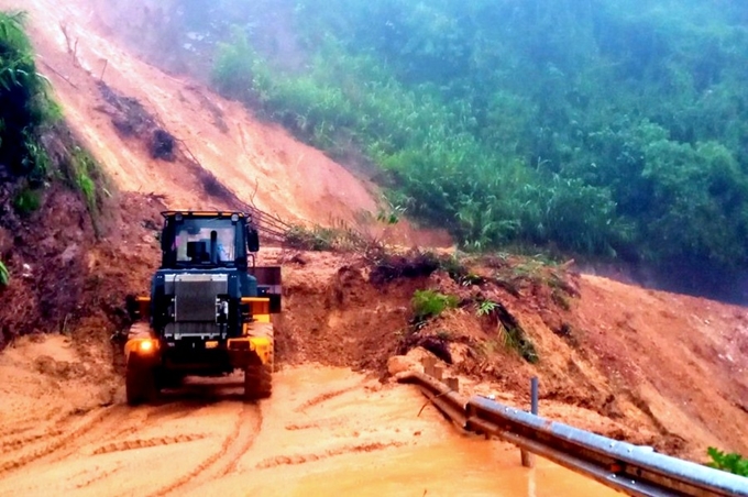 Mưa lớn làm sạt lở tuyến giao thông tại huyện miền núi A Lưới, Thừa Thiên-Huế. (ảnh: Ban Chỉ huy PCTT&TKCN tỉnh Thừa Thiên-Huế cung cấp)