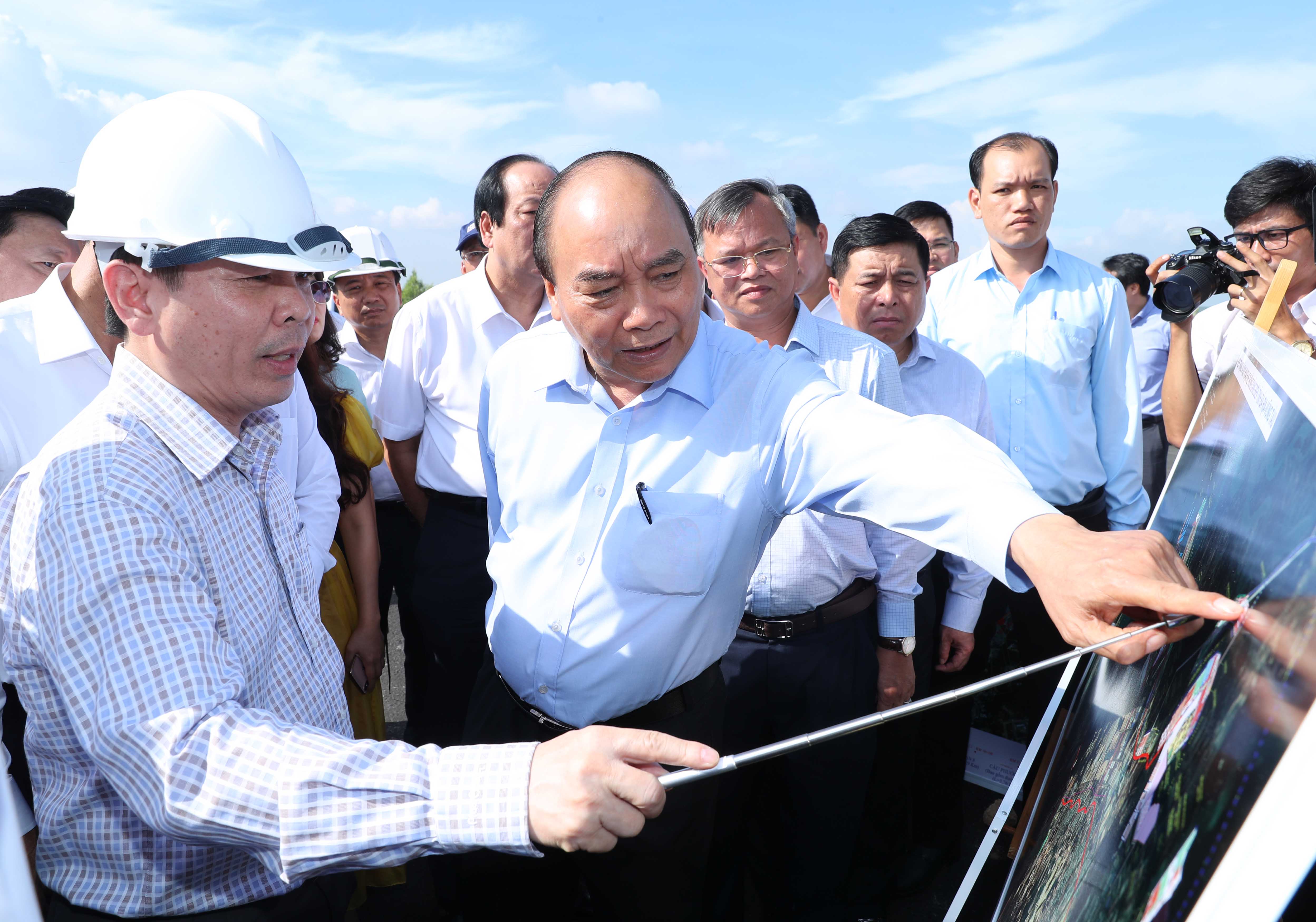 Thủ tướng Nguyễn Xuân Phúc thị sát dự án cầu Phước An tại tỉnh Bà Rịa-Vũng Tàu, ngày 30/5/2020. - Ảnh: VGP