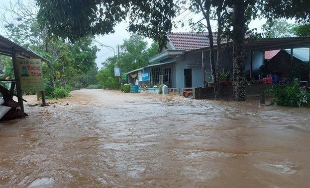  Mưa lớn trong 24h qua gây ngập lụt nhiều khu dân cư tại xã Cam Tuyền, huyện Cam Lộ, tỉnh Quảng Trị. (ảnh: Đình Tăng)