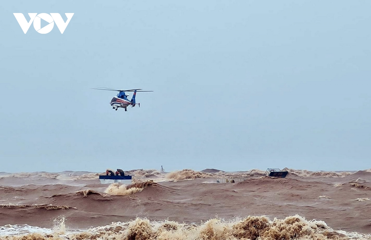 Máy bay trực thăng cứu hộ thành công thuyền viên gặp nạn trên tàu VietShip 01 ở Quảng Trị.