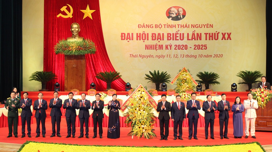 Đồng chí Phạm Bình Minh, Ủy viên Bộ Chính trị, Phó Thủ tướng Chính phủ, Bộ trưởng Bộ Ngoại giao tặng hoa chúc mừng Đại hội. 