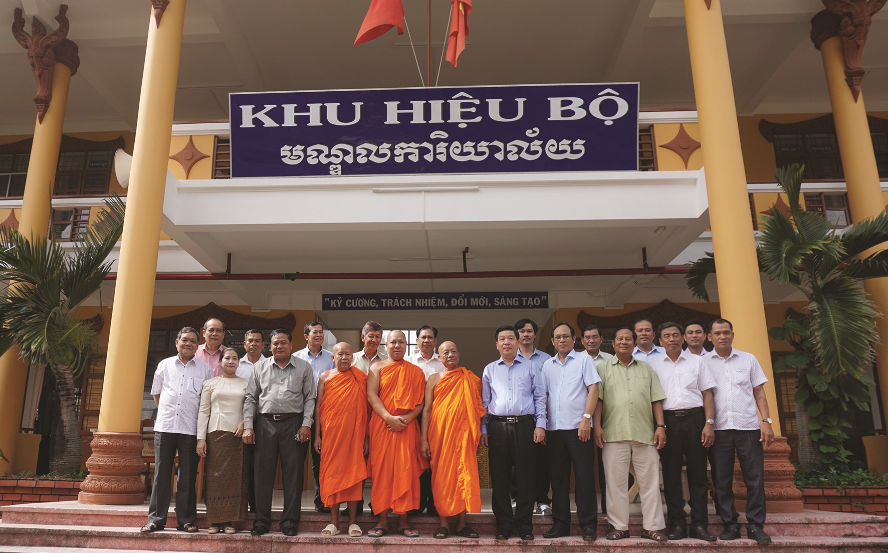 Đoàn công tác UBDT và Hội ĐKSSYN tỉnh Sóc Trăng đến thăm Trường Bổ túc Văn hóa Pali Trung cấp Nam Bộ vào dịp Lễ Sendolta 2020