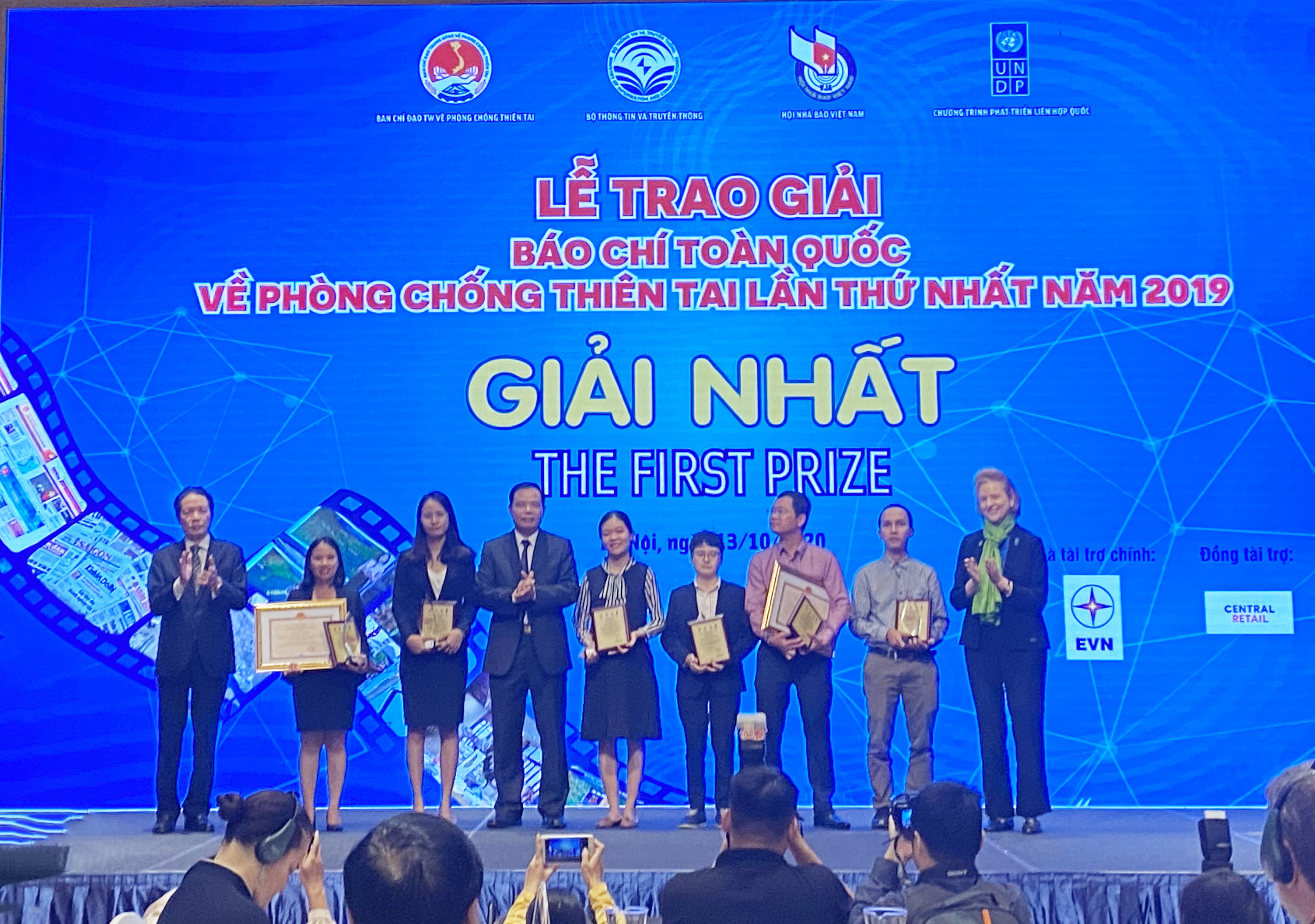 Bộ trưởng Bộ Nông nghiệp và Phát triển nông thôn Nguyễn Xuân Cường trao Giấy khen cho các nhóm tác giả đoạt giải Nhất Giải báo chí toàn quốc về phòng chống thiên tai lần thứ nhất