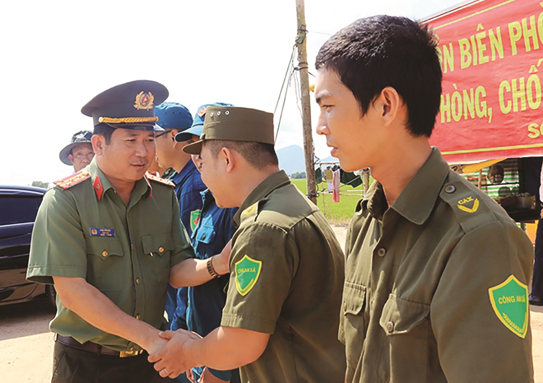 Đại tá Đinh Văn Nơi thăm động viên các chiến sĩ đóng chốt tại biên giới