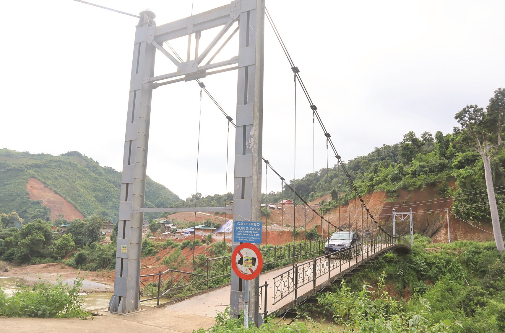 Cây cầu treo ở bản Púng Pon, xã Pa Thơm, huyện Điện Biên được xây dựng bằng nguồn vốn của Đề án phát triển KT-XH vùng đồng bào dân tộc Cống tỉnh Điện Biên giai đoạn 2013-2020