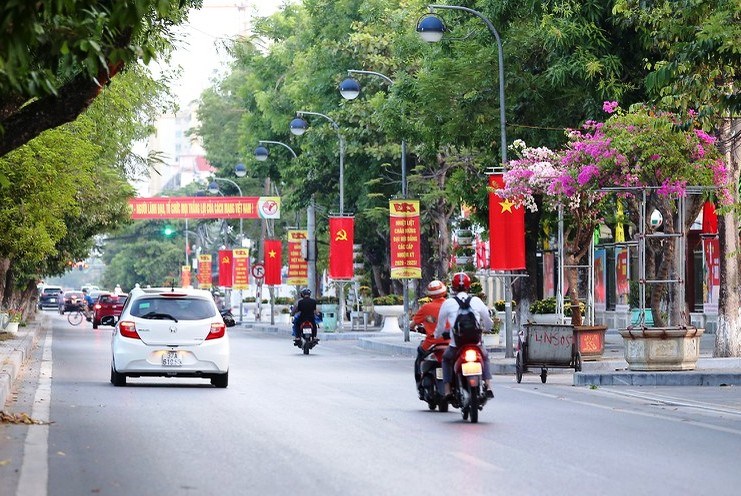 Các tuyến phố ở TP Vinh (Nghệ An) cũng được trang hoàng tối giản chào mừng Đại hội