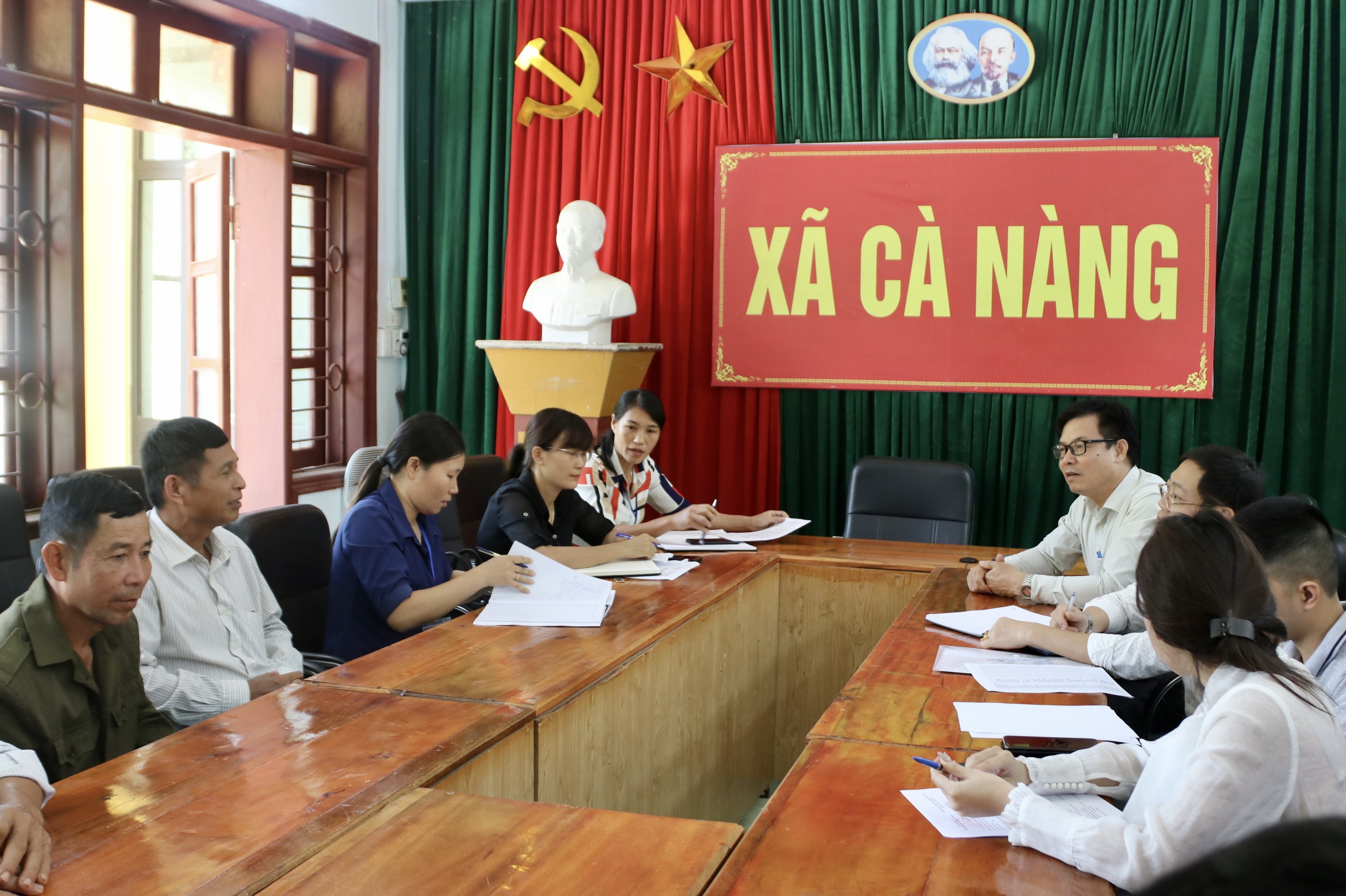 Đoàn Công tác Báo Dân tộc khảo sát tình hình phát hành báo cho người có uy tín tại xã Cà Nàng, huyện Quỳnh Nhai, Sơn La