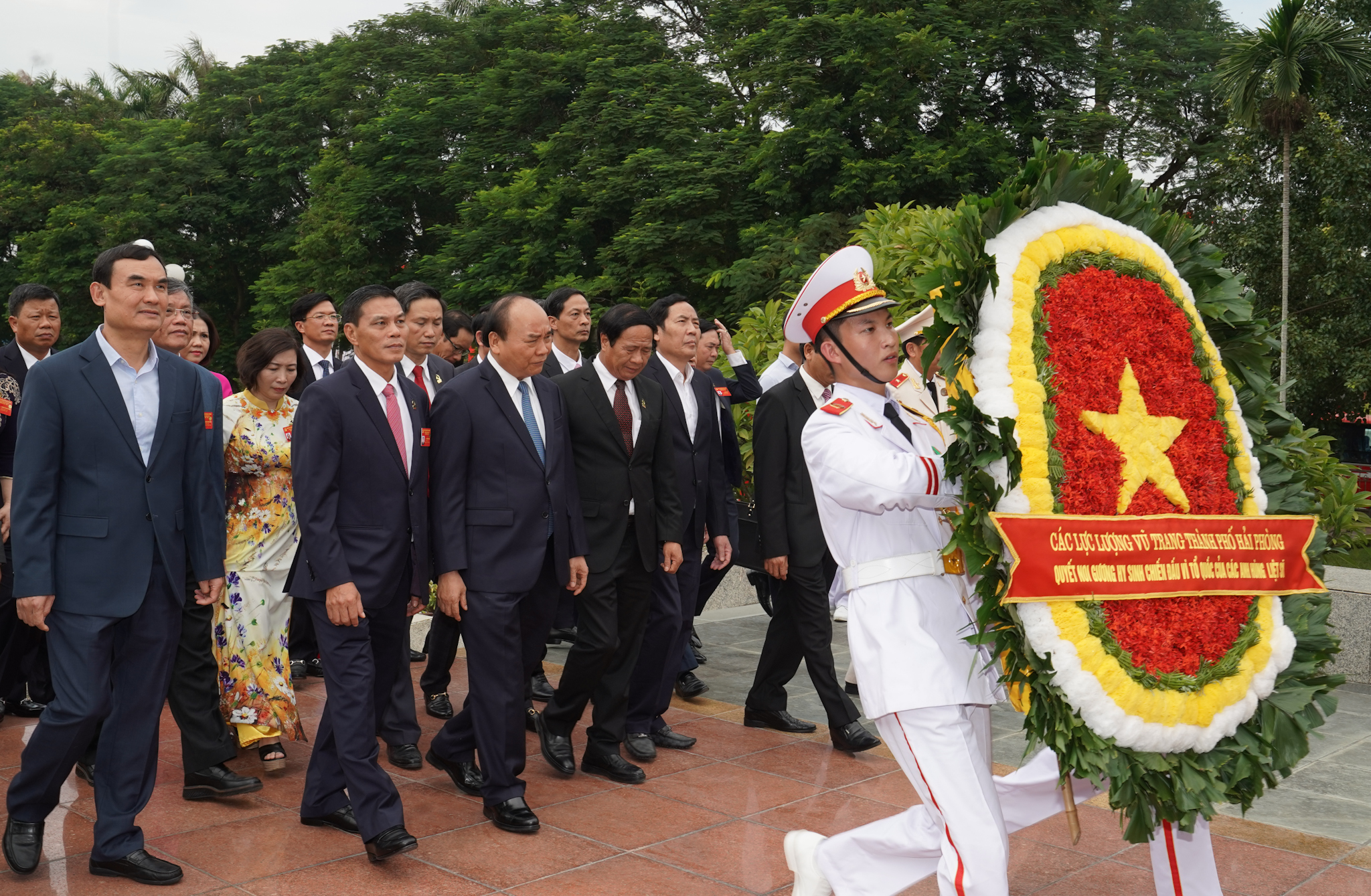Thủ tướng Nguyễn Xuân Phúc đặt vòng hoa, dâng hương tưởng niệm các anh hùng liệt sĩ tại Đài Tưởng niệm các anh hùng liệt sĩ. Ảnh: VGP/Quang Hiếu