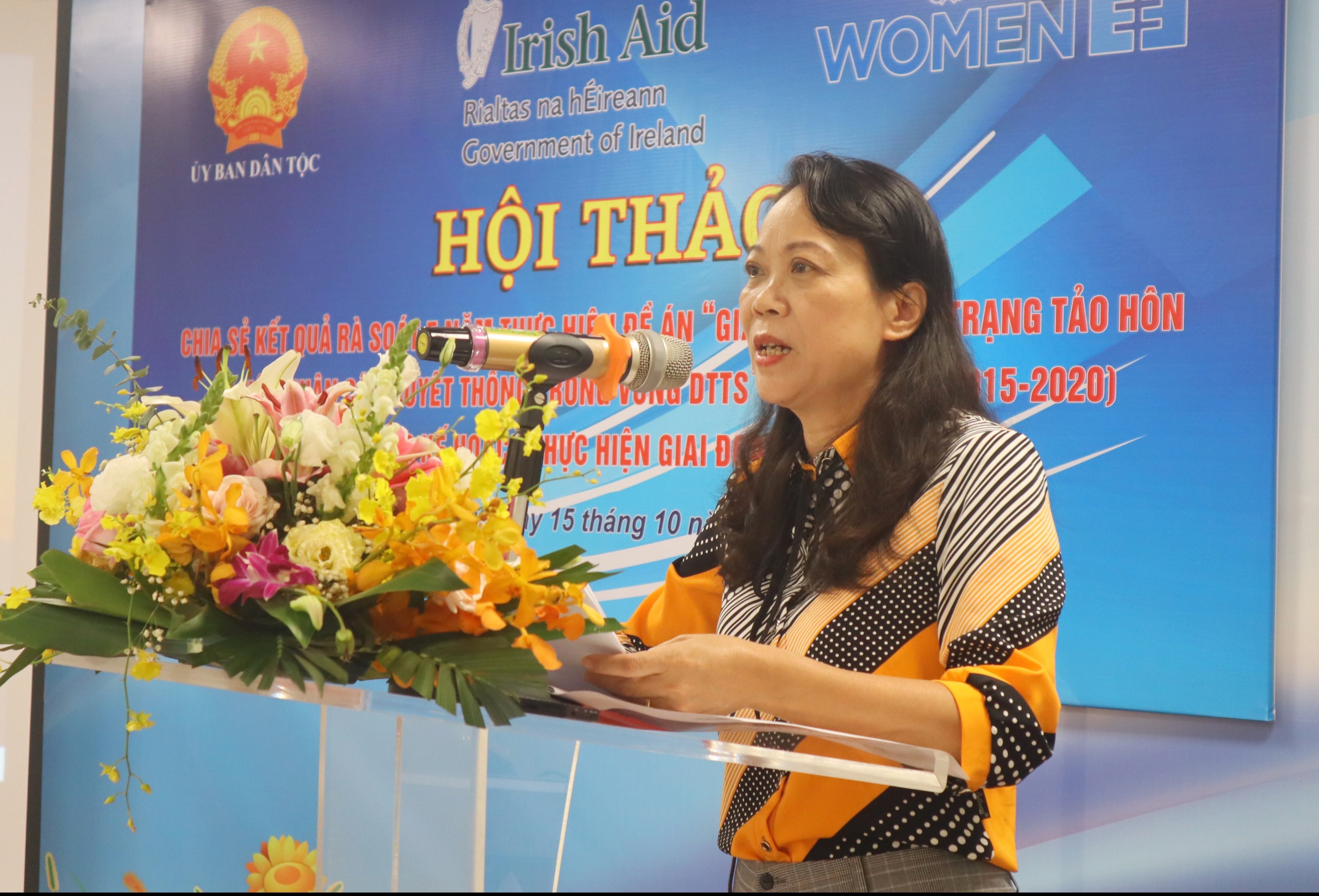 Thứ trưởng, Phó Chủ nhiệm UBDT Hoàng Thị Hạnh phát biểu tại Hội thảo