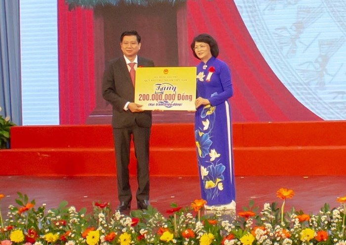 Phó Chủ tịch nước Đặng Thị Ngọc Thịnh trao tặng 200 triệu của Quỹ bảo trợ trẻ em Việt Nam cho trẻ em có hoàn cảnh đặc biệt khó khăn tỉnh BR-VT