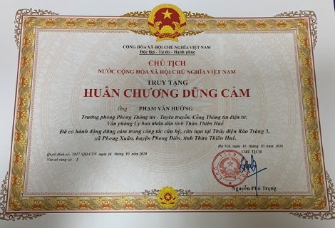 Tổng Bí thư, Chủ tịch nước Nguyễn Phú Trọng đã ký truy tặng Huân chương dũng cảm cho ông Phạm Văn Hướng- Trưởng phòng Thông tin tuyên truyền Cổng thông tin điện tử Thừa Thiên Huế. 