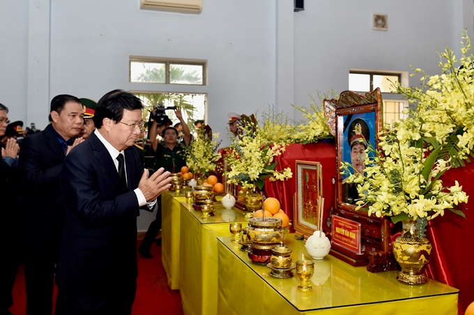 Phó Thủ tướng Trịnh Đình Dũng viếng các liệt sỹ.