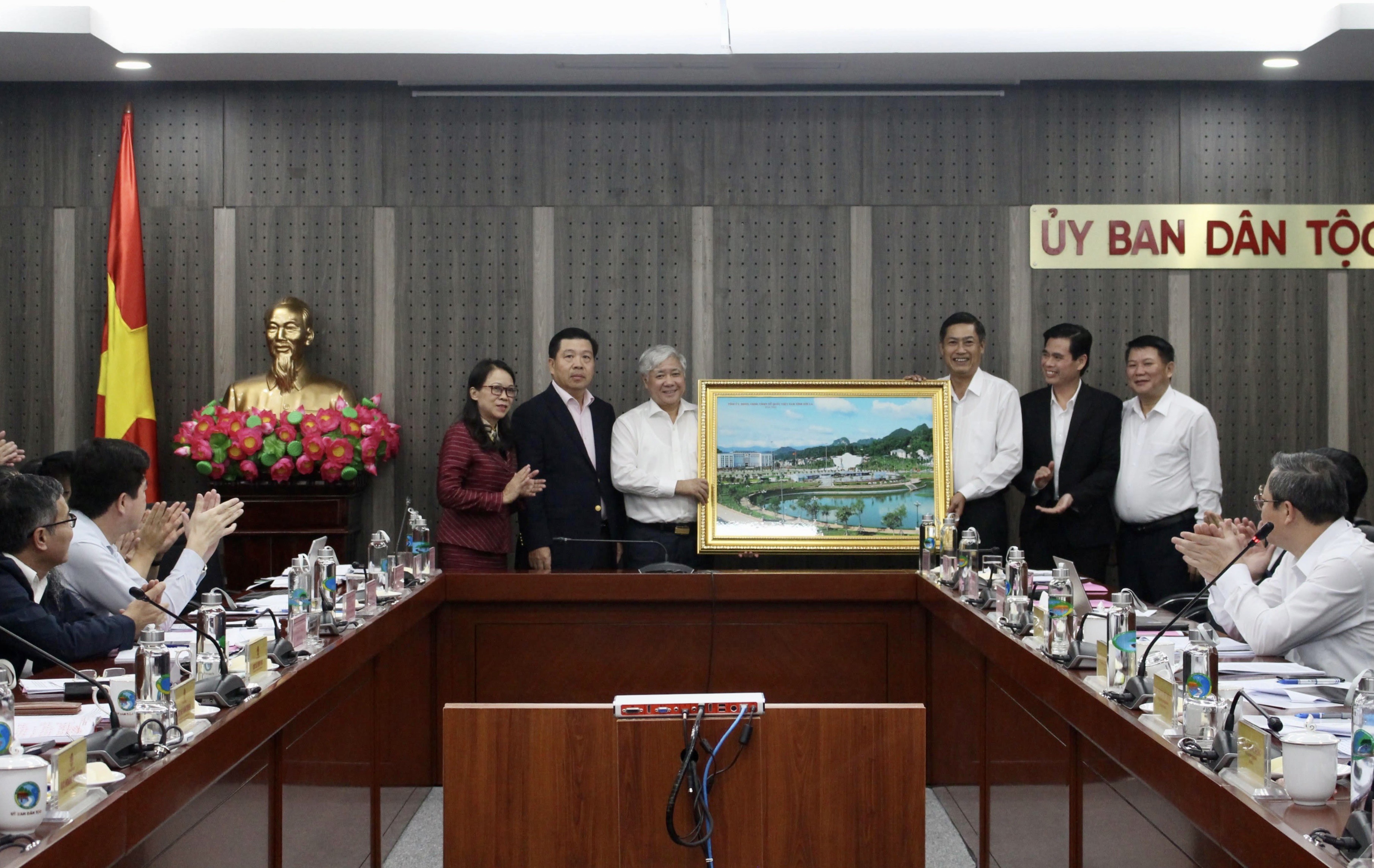 Tỉnh Sơn La tặng quà lưu niệm cho Ủy ban Dân tộc