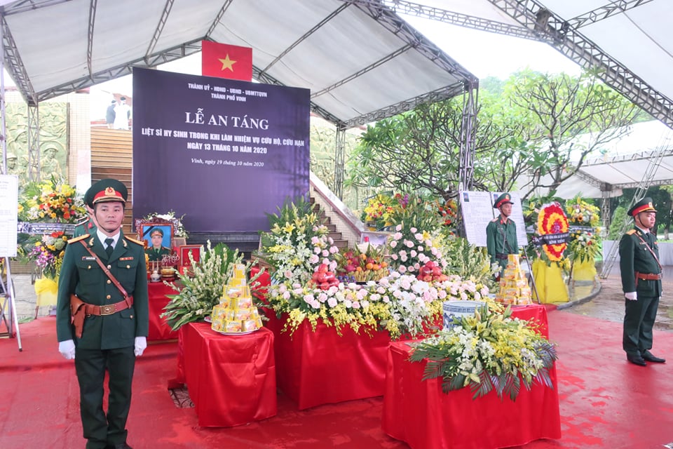 Quang cảnh Lễ an táng các liệt sỹ tại Nghĩa trang liệt sỹ thành phố Vinh