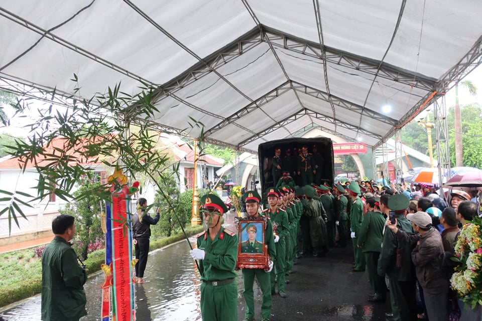 Di chuyển thi hài các liệt sĩ tại Nghĩa trang liệt sỹ TP Vinh