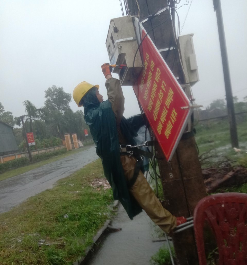  Công nhân Điện lực Lộc Hà kiểm tra xử lý sự cố mất điện cho khách hàng