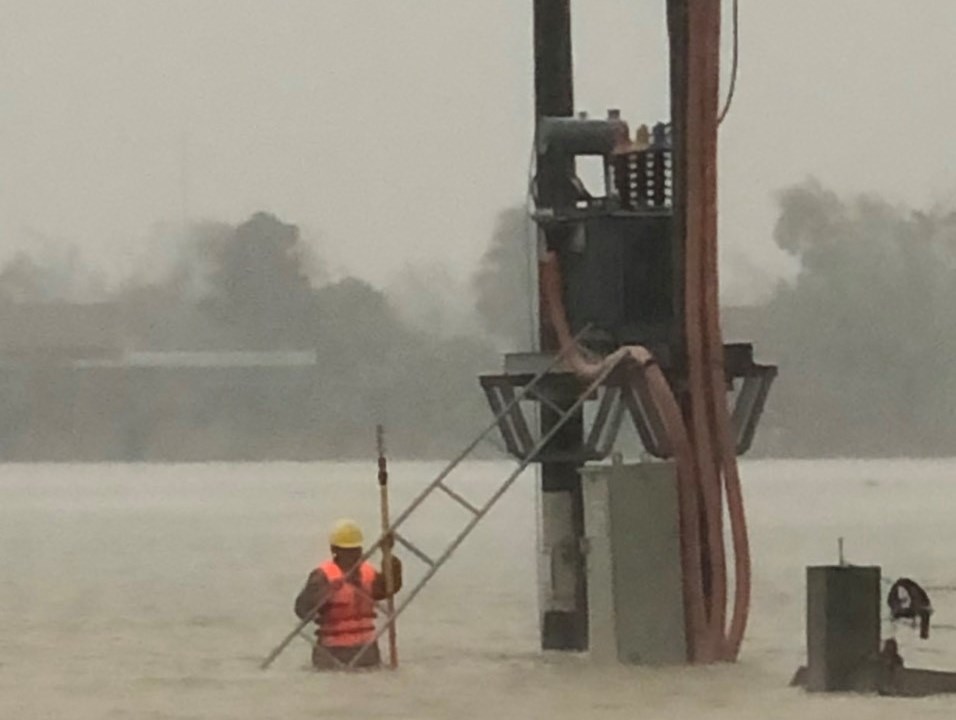 Công nhân Điện lực Thạch Hà tách TBA bị ngập lụt khôi phục đóng điện ĐZ 375E18
