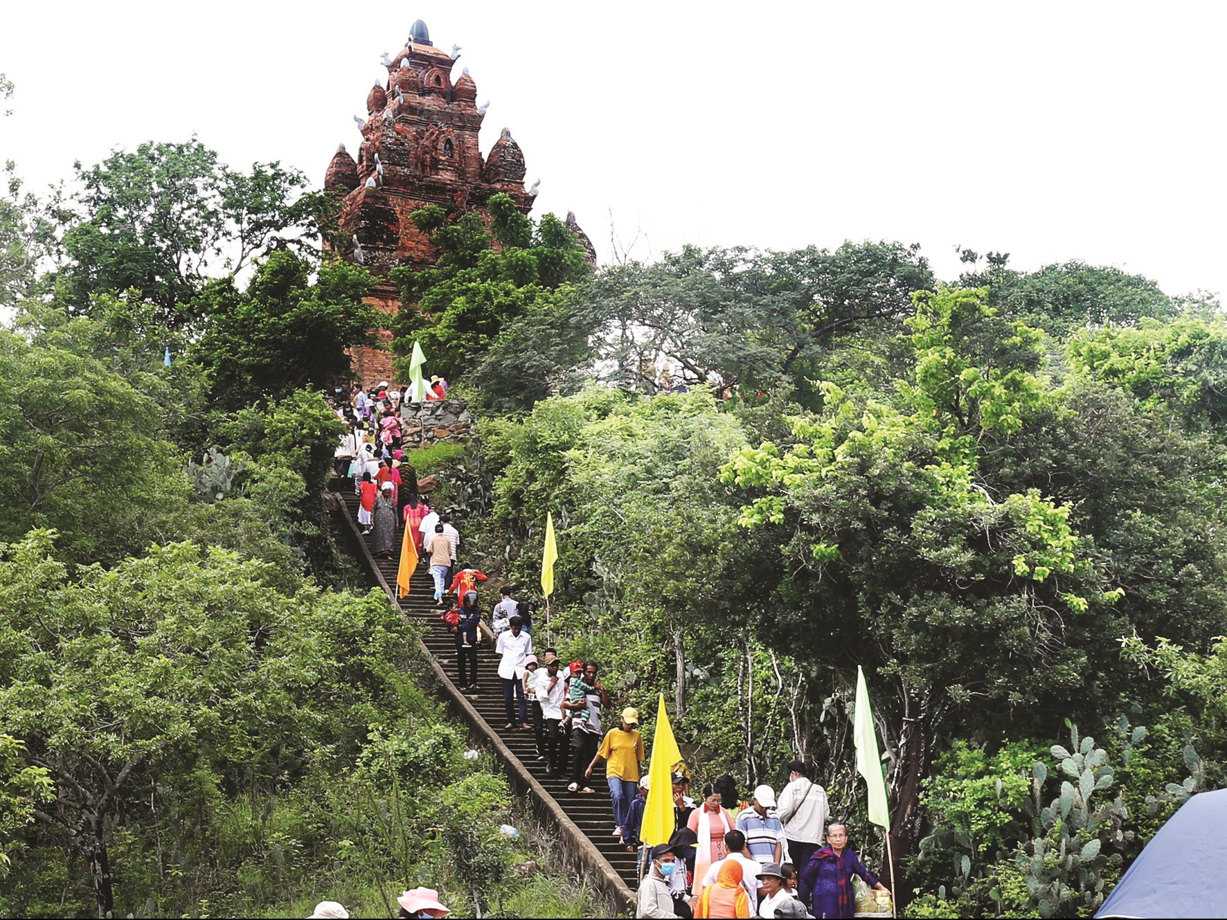 Du khách tham quan tại tháp Pô Rômê thôn hậu Sanh, xã Phước Hữu (Ninh Phước)