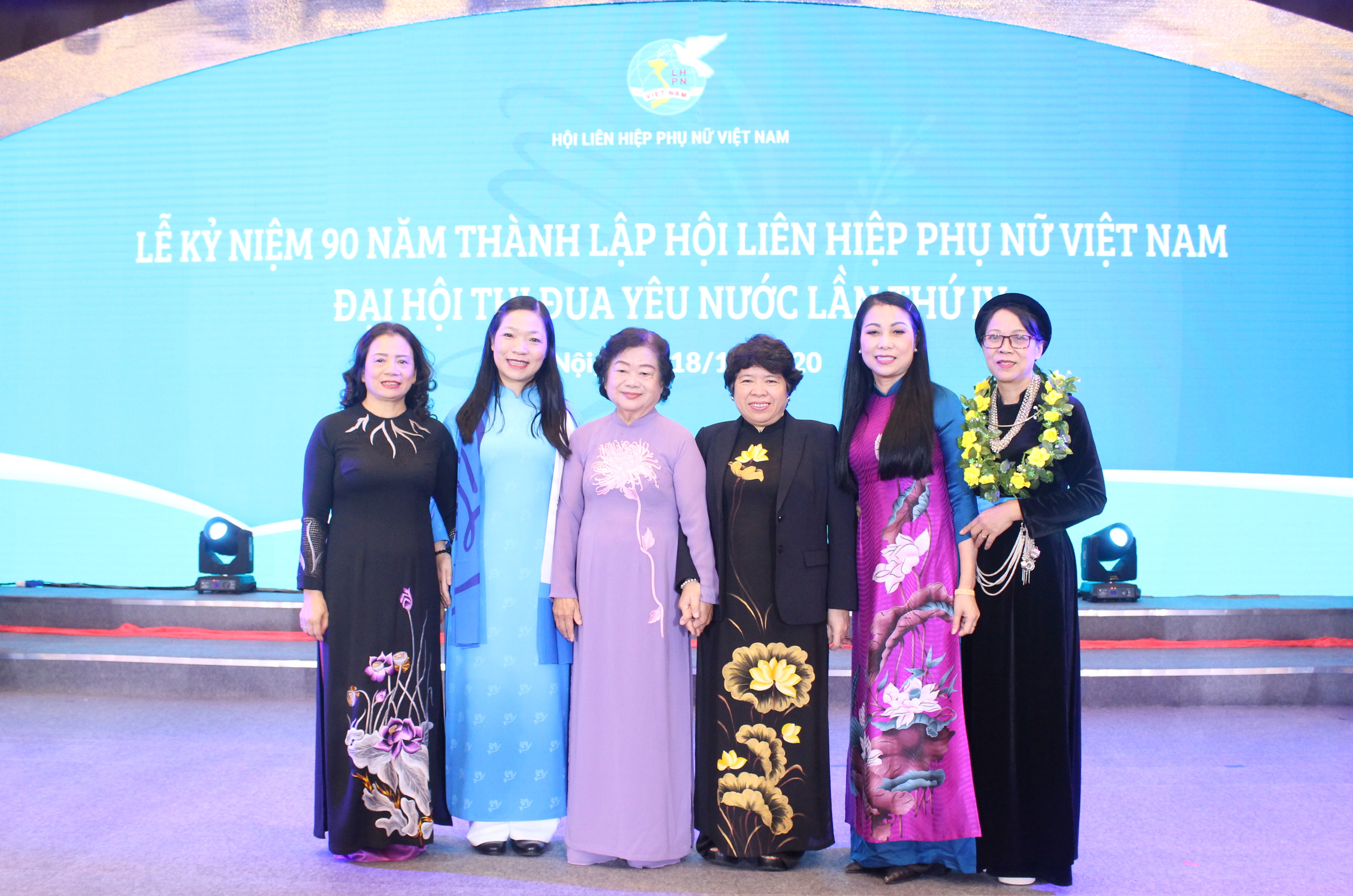 Thứ trưởng, Phó Chủ nhiệm Hoàng Thị Hạnh (ngoài cùng bên phải) chụp ảnh lưu niệm cùng đại biểu tham dự Lễ kỷ niệm