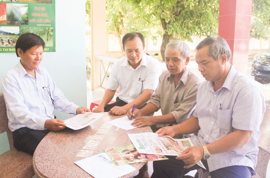 Già làng Bá Kiêu (thứ 2 từ phải sang) chia sẻ kinh nghiệm làm công tác dân vận tại địa phương.